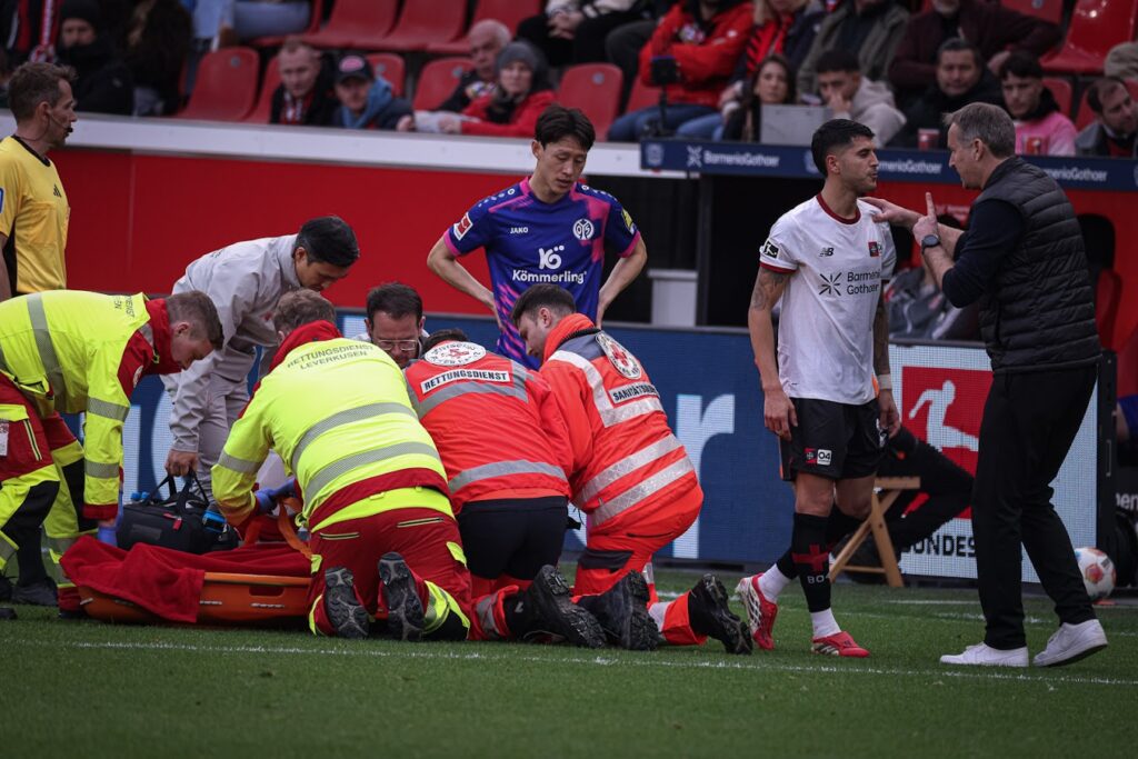 Leverkusen-Schock: Arthur fällt einige Wochen verletzt aus Leverkusen: Arthur muss ausgewechselt werden.