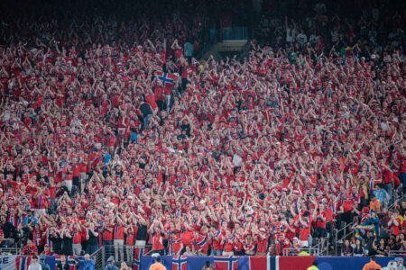 Norwegen gewinnt gegen die Elfenbeinküste und steht im Achtelfinale Norwegen Fans