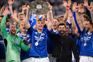 Edin Džeko lobt die Fans vom FC Schalke 04 Edin Dzeko FC Schalke