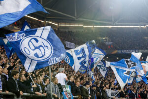 FC Schalke bereitet sich auf den DFB-Pokal beim Hallescher FC vor Fans