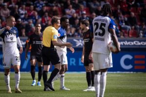 Wird Sebastiaan Bornauw am Montag für den HSV im DFB-Pokal spielen? Hamburger SV im Spiel