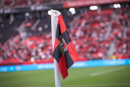 Wer zeigt FC Augsburg gegen Bayer 04 Leverkusen live im TV und Livestream? Fahne Leverkusen