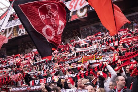 Loïc Badé von Bayer Leverkusen hat sich am Kopf verletzt Fans